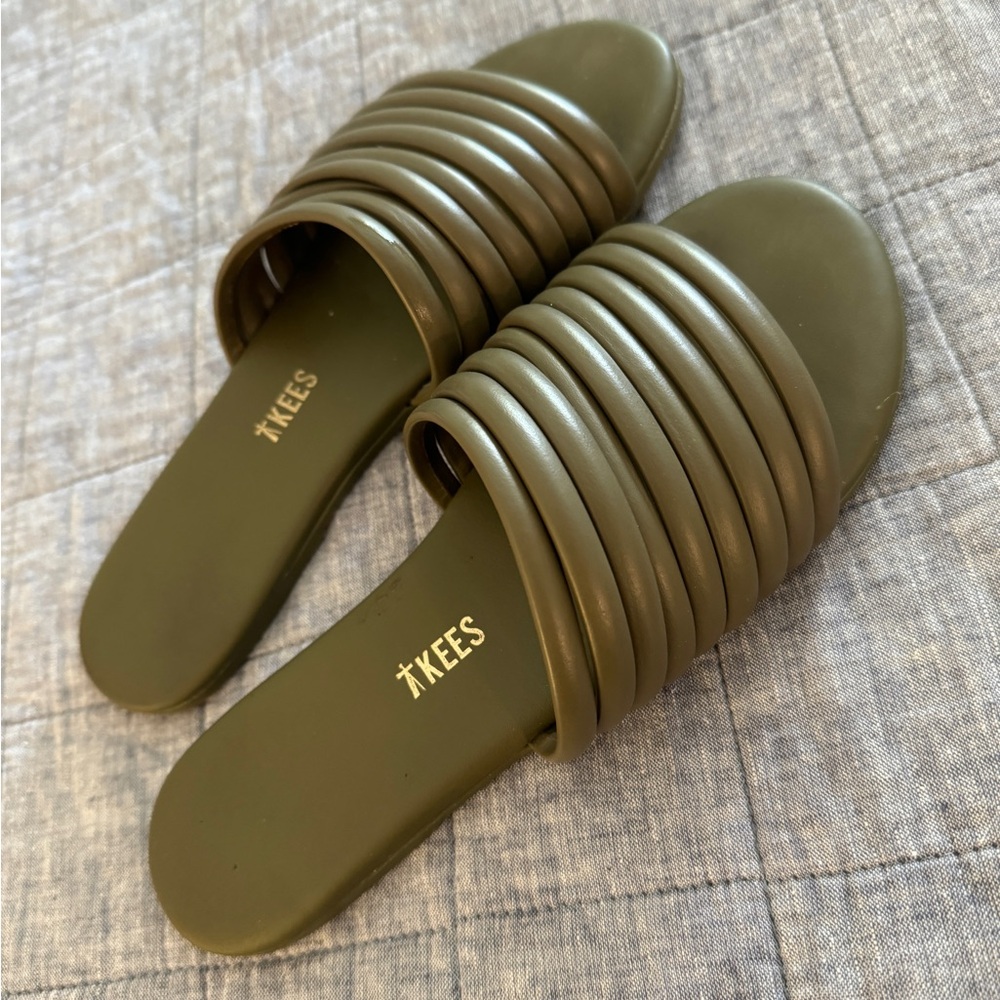 TKEES Hunter Green Size 7 Caro Scrappy Sandal